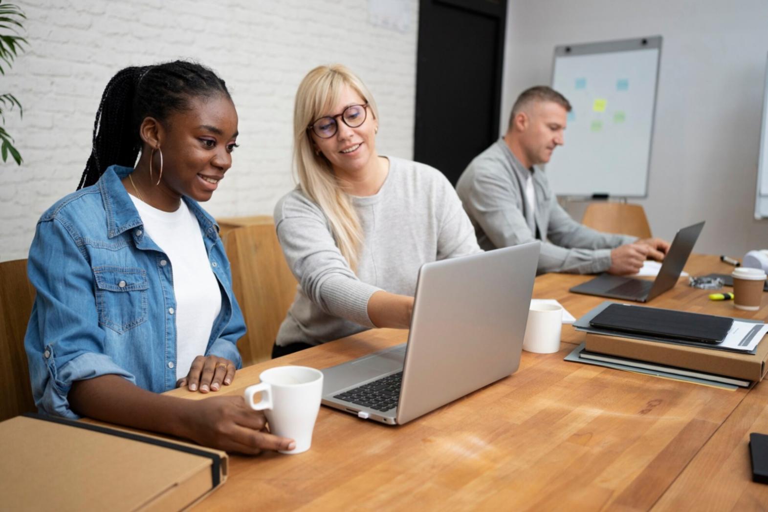 Estudiantes internacionales participando en sesiones virtuales